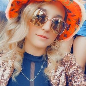 Meet your Posher, Dominique